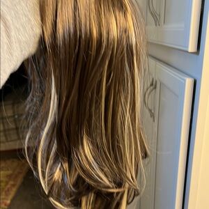 Luxurious Brown with dirty blonde highlights it’s layered. The longest is 18”